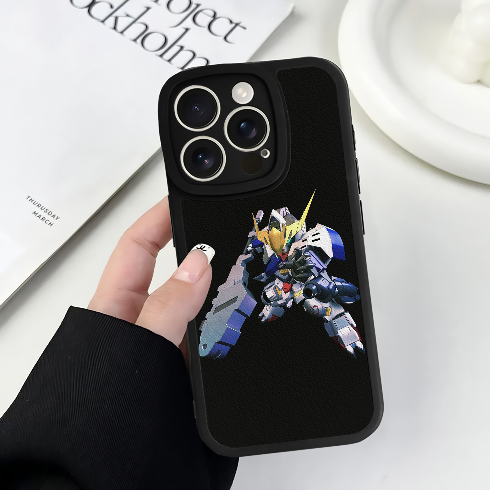 （画像用） 機動戦士ガンダム Mobile Suit Gundam 【iPhone 16シリーズ対応】シリコンスマホケース（レザー調） 材質：シリコン
